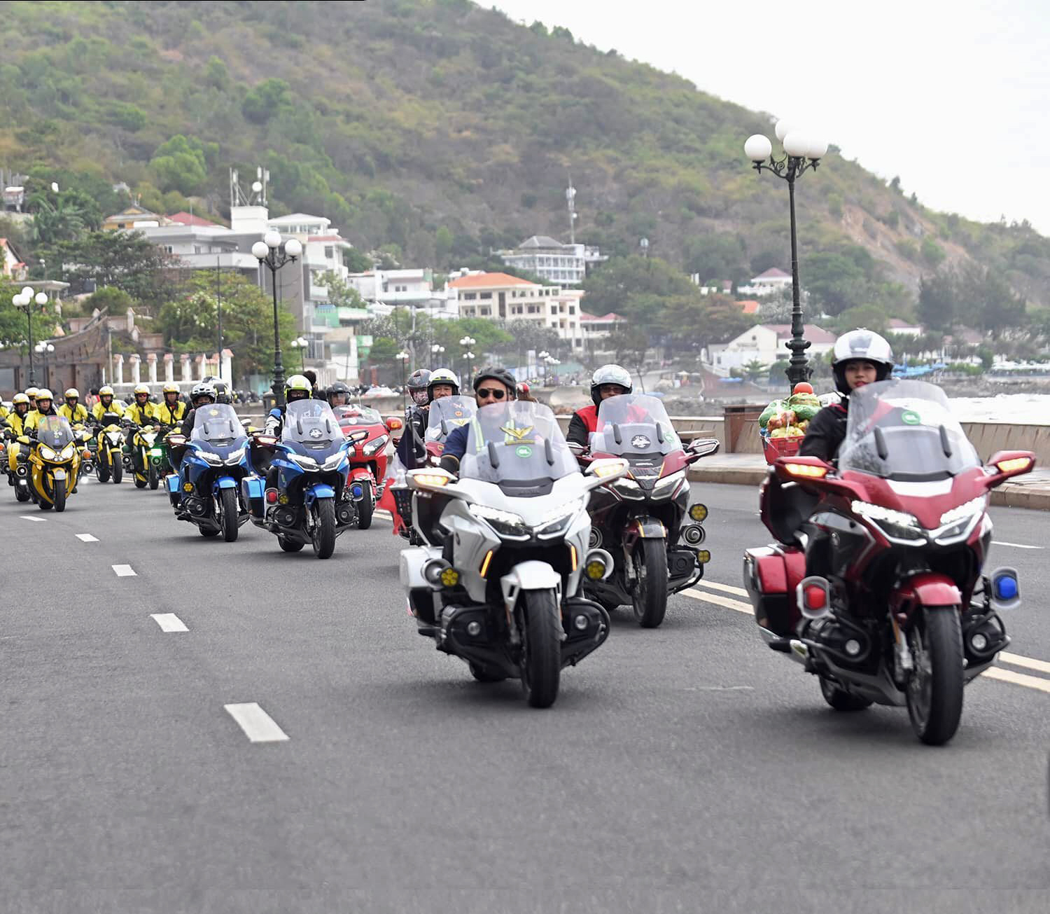 Đoàn xe mô tô diễu hành qua nhiều cung đường và địa điểm đẹp của  TP. Vũng Tàu.