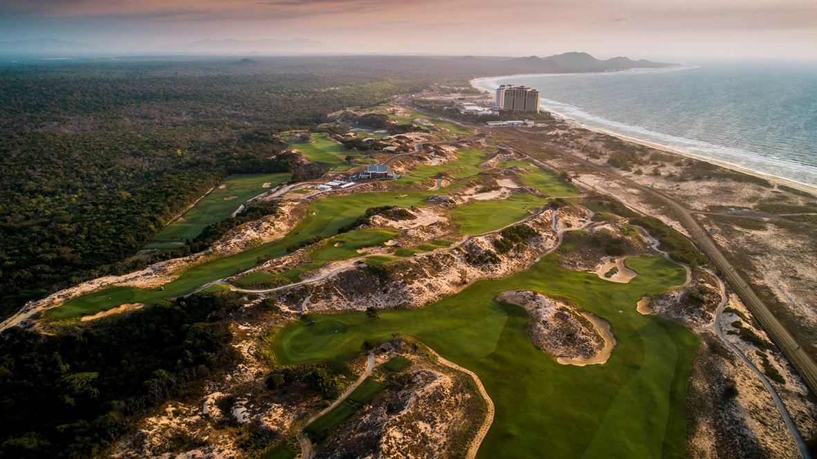 Quang cảnh tuyệt đẹp của sân Golf The Bluffs Hồ Tràm, nơi diễn ra giải.