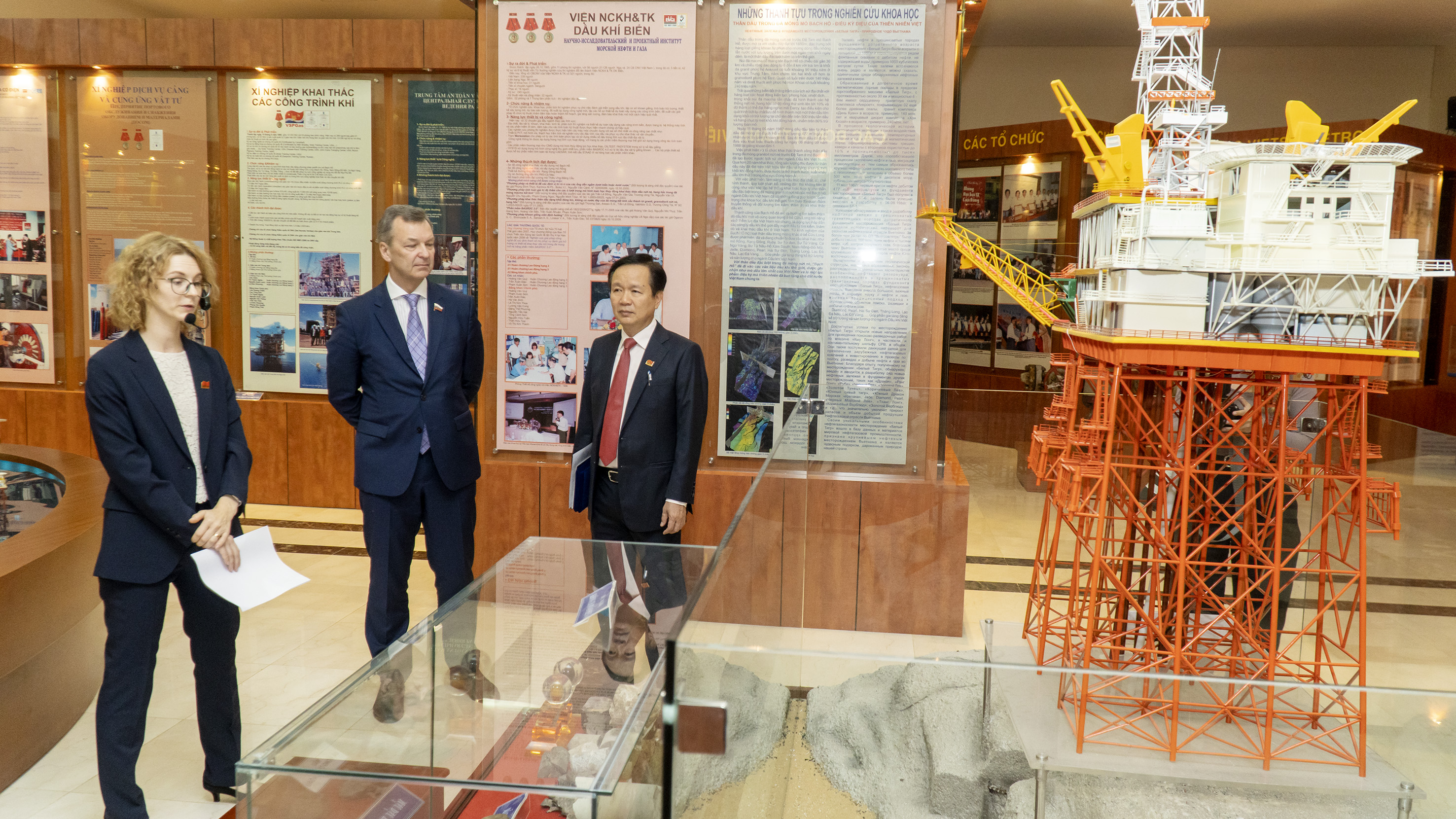 Đoàn công tác Hội đồng Liên Bang Nga thăm quan phòng truyền thống của Liên doanh Việt Nga Vietsovpetro.