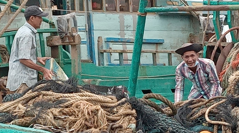 95% tàu đánh cá vùng khơi của tỉnh Bà Rịa-Vũng Tàu có lắp đặt thiết bị giám sát hành trình. Trong ảnh: Ngư dân chuẩn bị nguyên liệu đi biển ở Cảng cá Phước Tỉnh, huyện Long Điền.