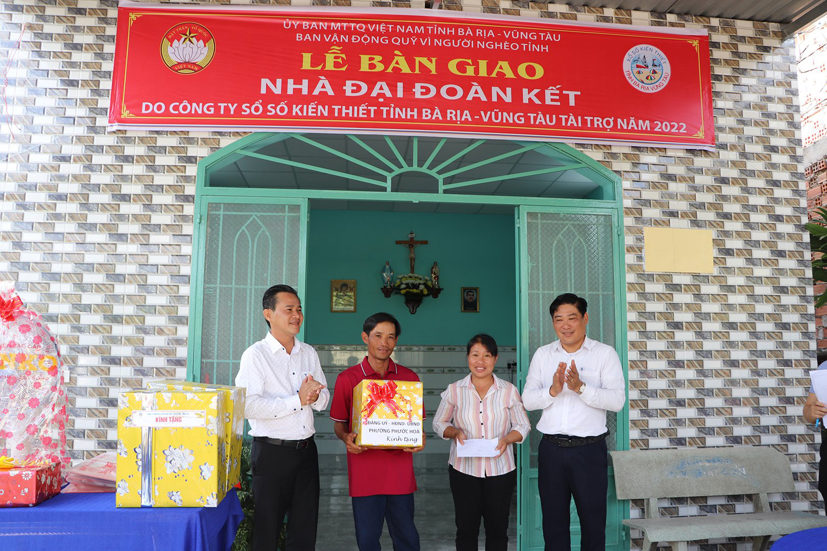 Vợ chồng ông Trần Văn Thuận (KP. Hải Sơn, phường Phước Hòa, TX.Phú Mỹ) với niềm vui bên căn nhà đại đoàn kết.