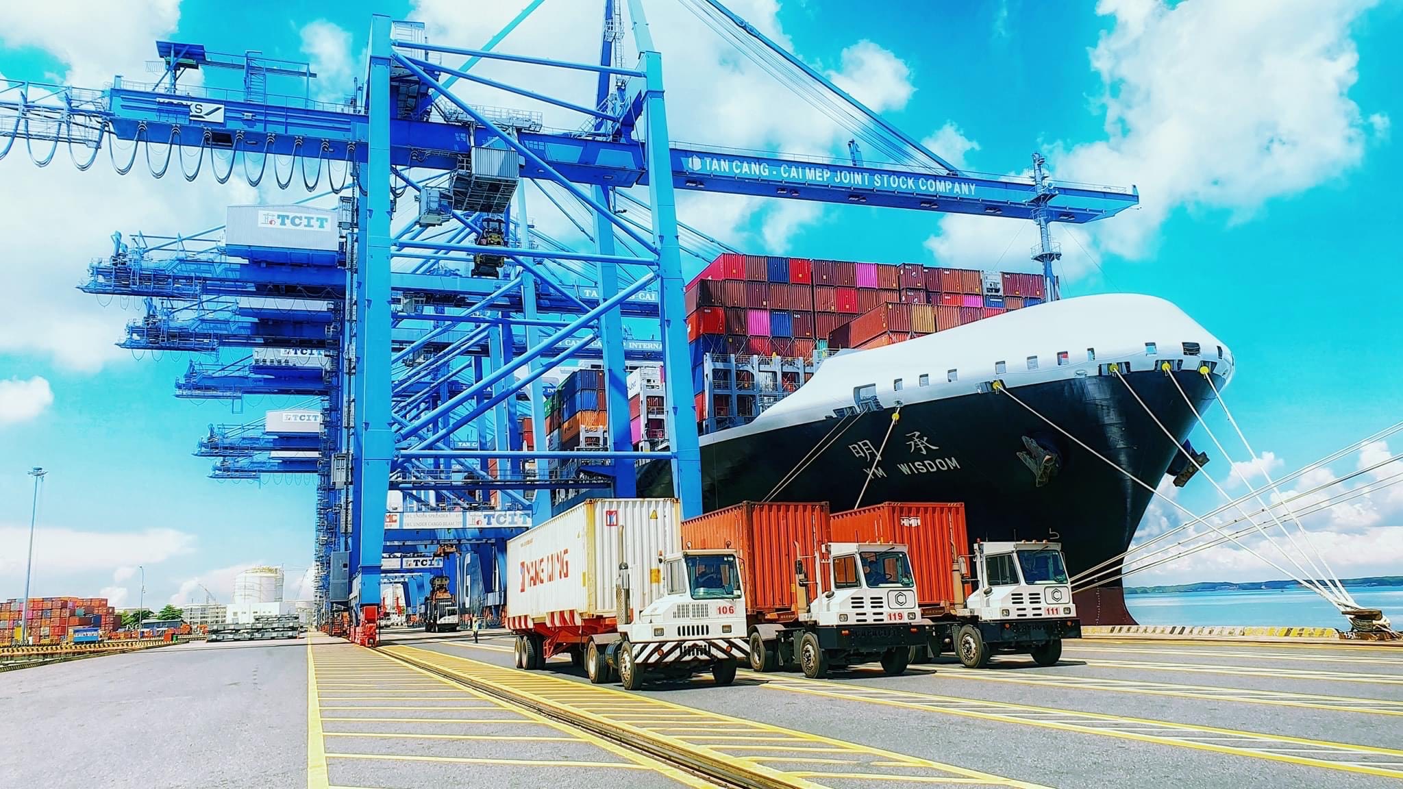 Phú Mỹ được quy hoạch trở thành thành phố công nghiệp và cảng biển vào năm 2025. Trong ảnh: Tàu cập cảng Cái Mép - Thị Vải.