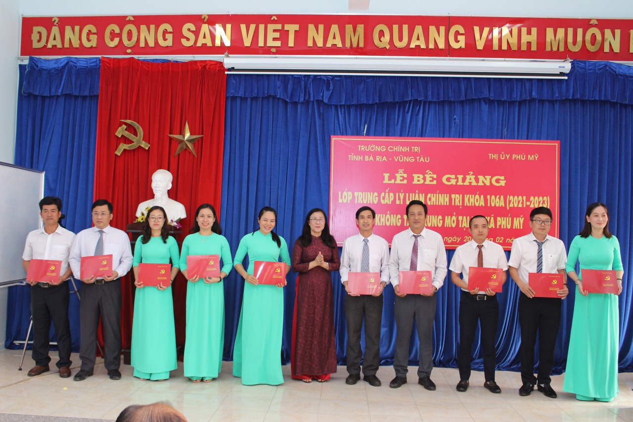 Bà Ngô Thị Liên, Hiệu trưởng Trường Chính trị tỉnh trao bằng tốt nghiệp cho các học viên. Ảnh: HOÀNG ANH