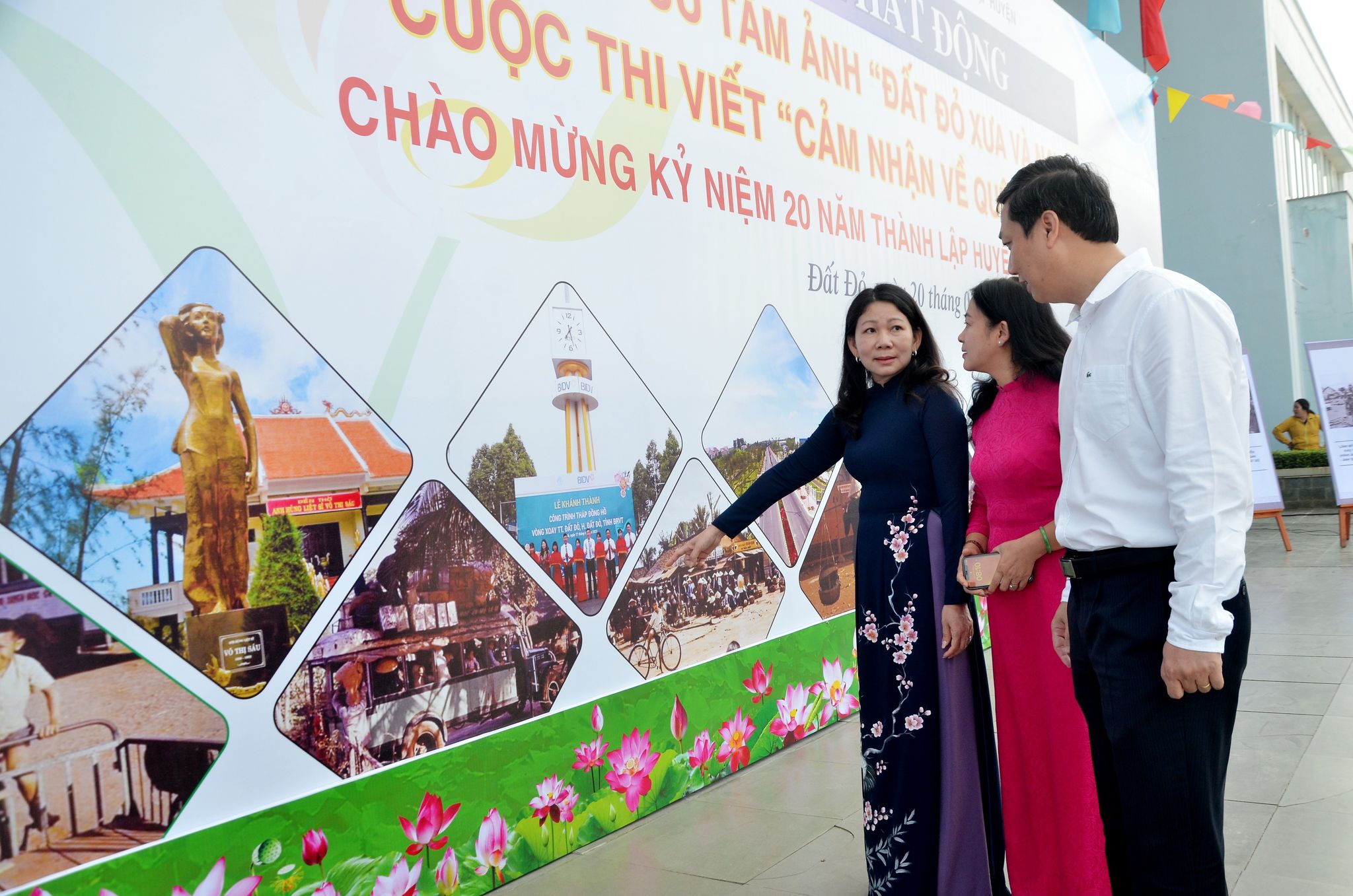 Các đại biểu tham quan khu trưng bày một số hình ảnh sưu tầm về vùng đất và con người Đất Đỏ qua các thời kỳ tại lễ phát động.