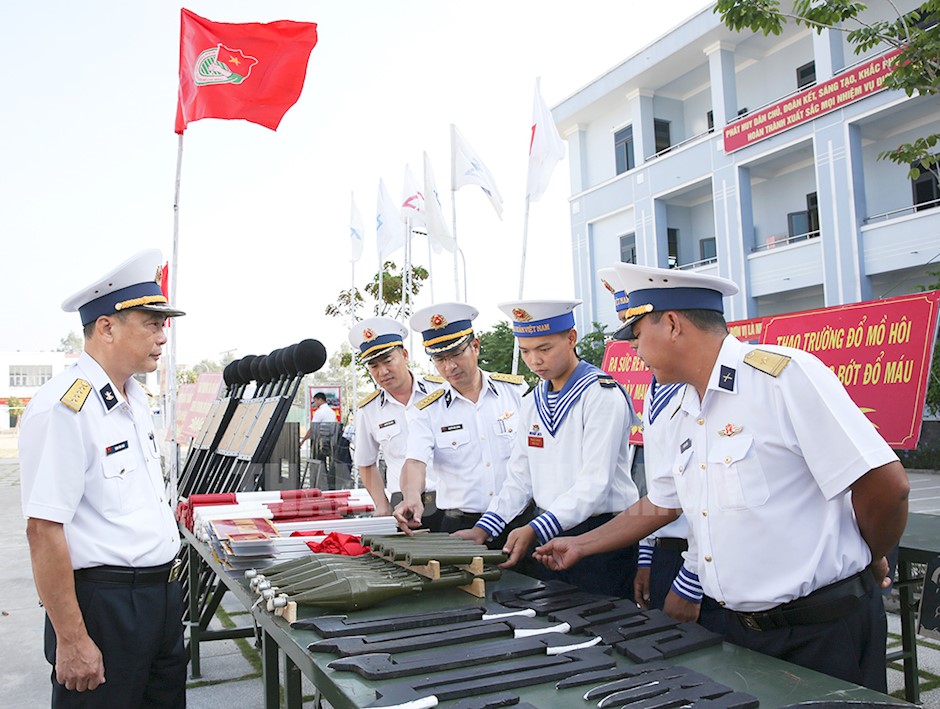 Chỉ huy Trung tâm Huấn luyện Vùng 2 Hải quân kiểm tra hệ thống mô hình học cụ phục vụ huấn luyện chiến sĩ mới năm 2023.