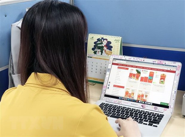 Khách mua hàng qua các kênh thương mại điện tử. Ảnh: THU HƯƠNG