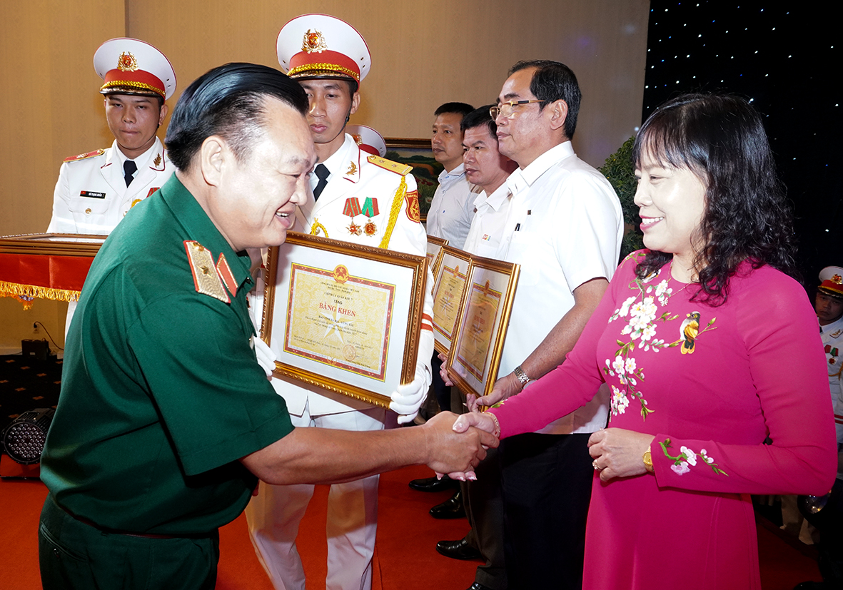 Bà Đỗ Nguyễn Hoàng Dung, Quyền Tổng Biên tập Báo Bà Rịa-Vũng Tàu đại diện tập thể Báo nhận Bằng khen của Quân khu 7 do có thành tích xuất sắc trong phối hợp 