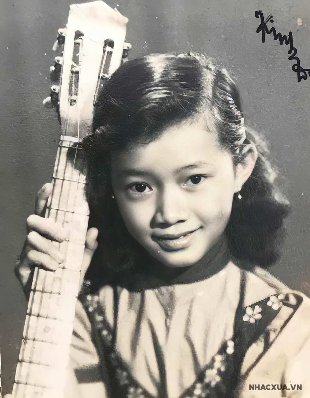 Hoàng Oanh lên sóng phát thanh khi mới 8 tuổi.
