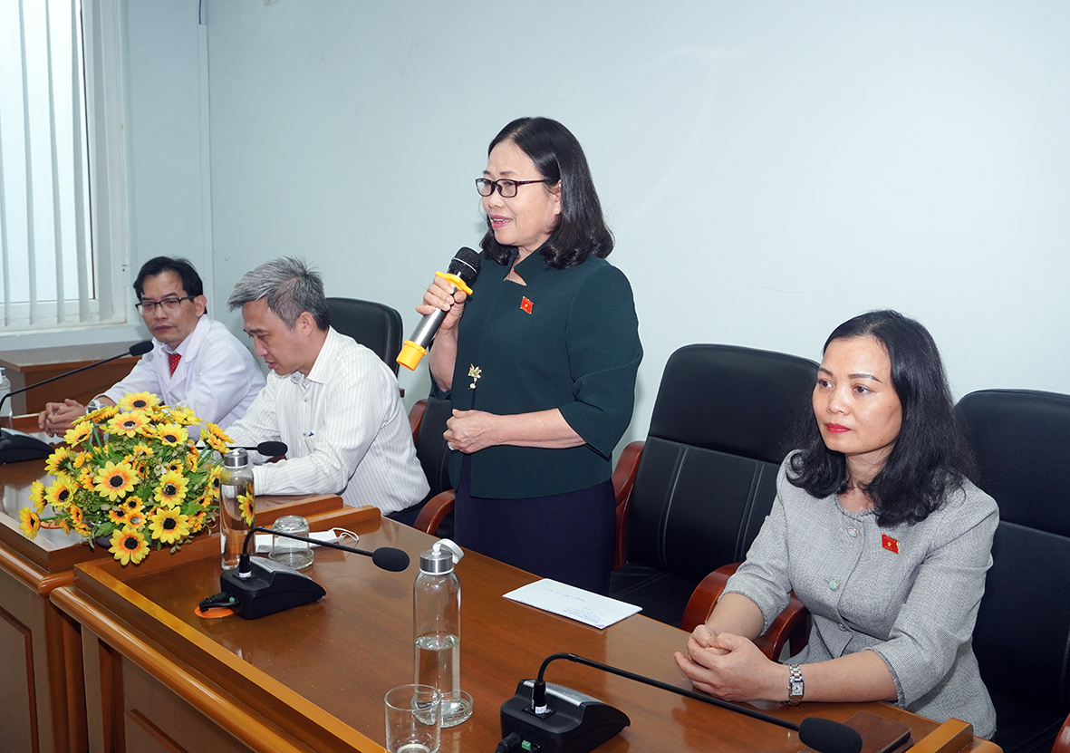 Bà Nguyễn Thị Yến, Phó Bí thư Thường trực Tỉnh ủy, Trưởng Đoàn ĐBQH tỉnh phát biểu chúc mừng cán bộ, bác sĩ, nhân viên y tế, người lao động Bệnh viện Bà Rịa nhân Ngày thầy thuốc Việt Nam.