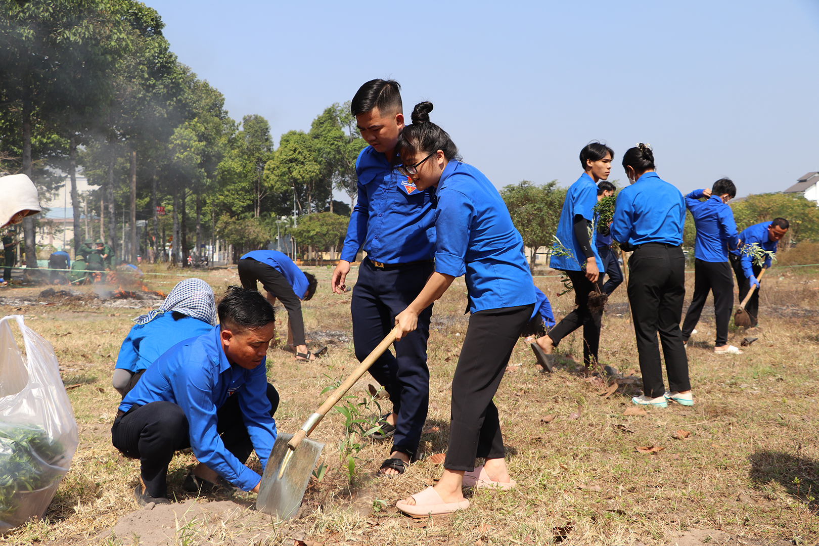 ĐVTN tham gia dọn rác tại bãi đất trống tại phường Phước Nguyên.