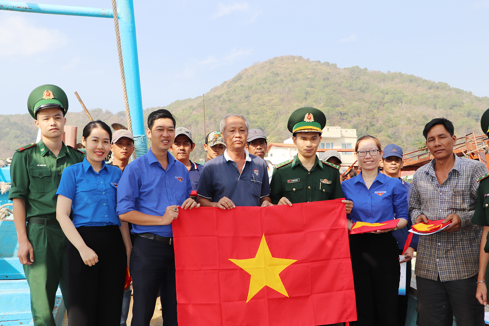 Đại diện Thành Đoàn và Bộ đội Biên phòng tỉnh trao cờ Tổ quốc tới ngư dân phường 5, TP.Vũng Tàu.