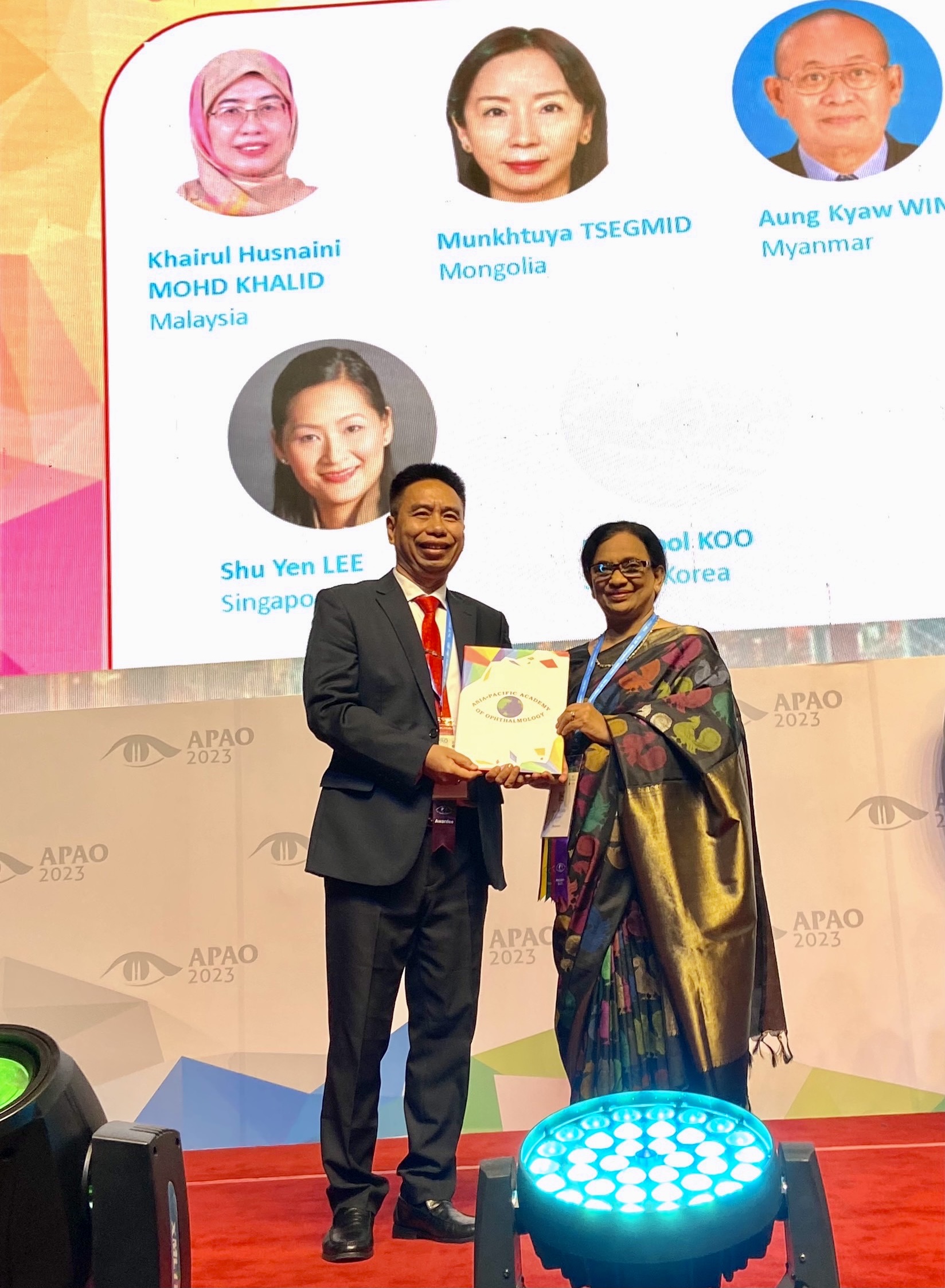 Bác sĩ Nguyễn Viết Giáp được GS Ava Hossain, Chủ tịch Hiệp hội Nhãn khoa Châu Á- Thái Bình Dương trao Giải thưởng Cống hiến xuất sắc về phòng, chống mù lòa Châu Á- Thái Bình Dương.