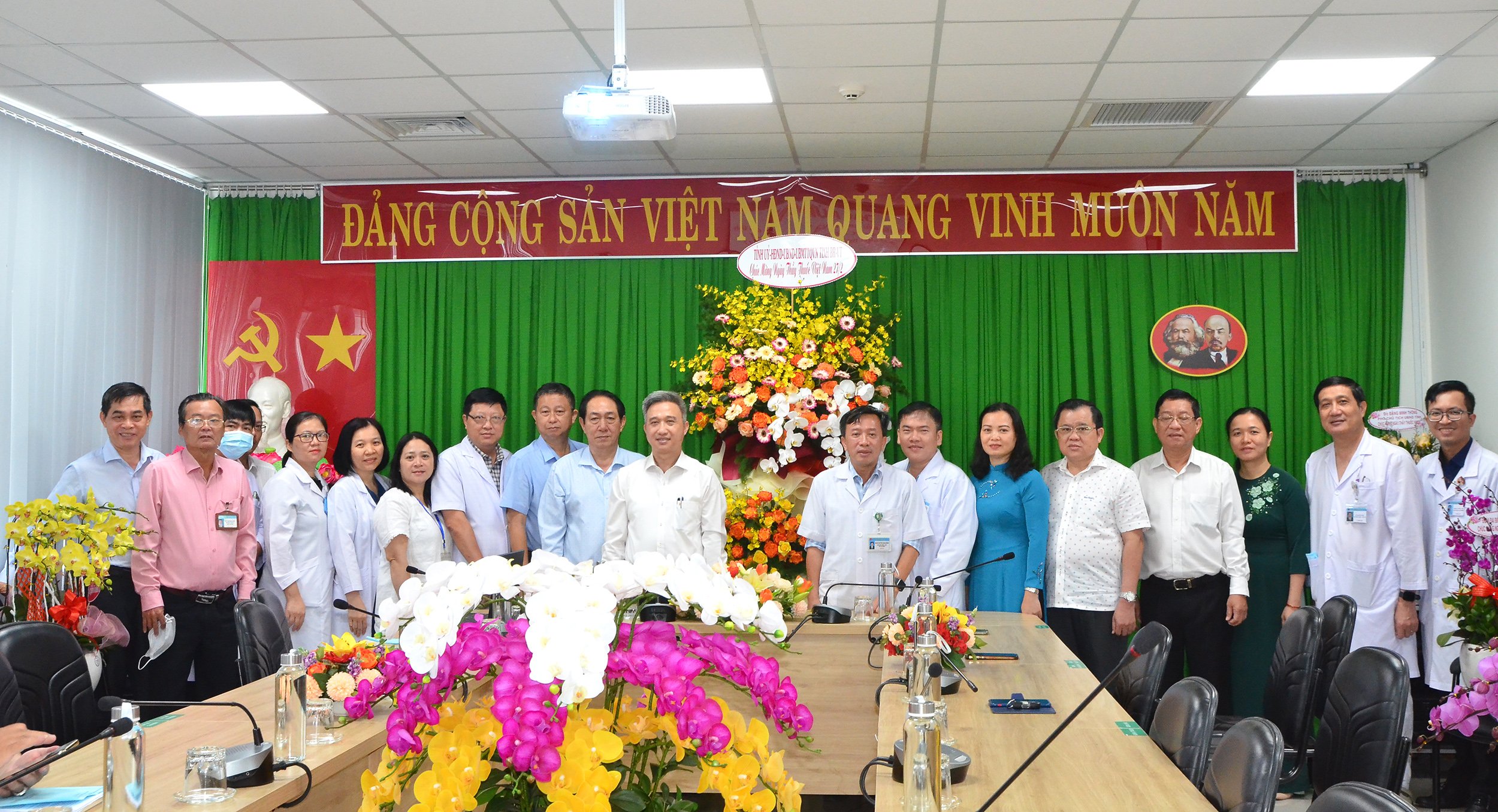 Ông Đặng Minh Thông, Phó Chủ tịch UBND tỉnh chúc mừng cán bộ, đội ngũ y, bác sĩ Bệnh viện Vũng Tàu.