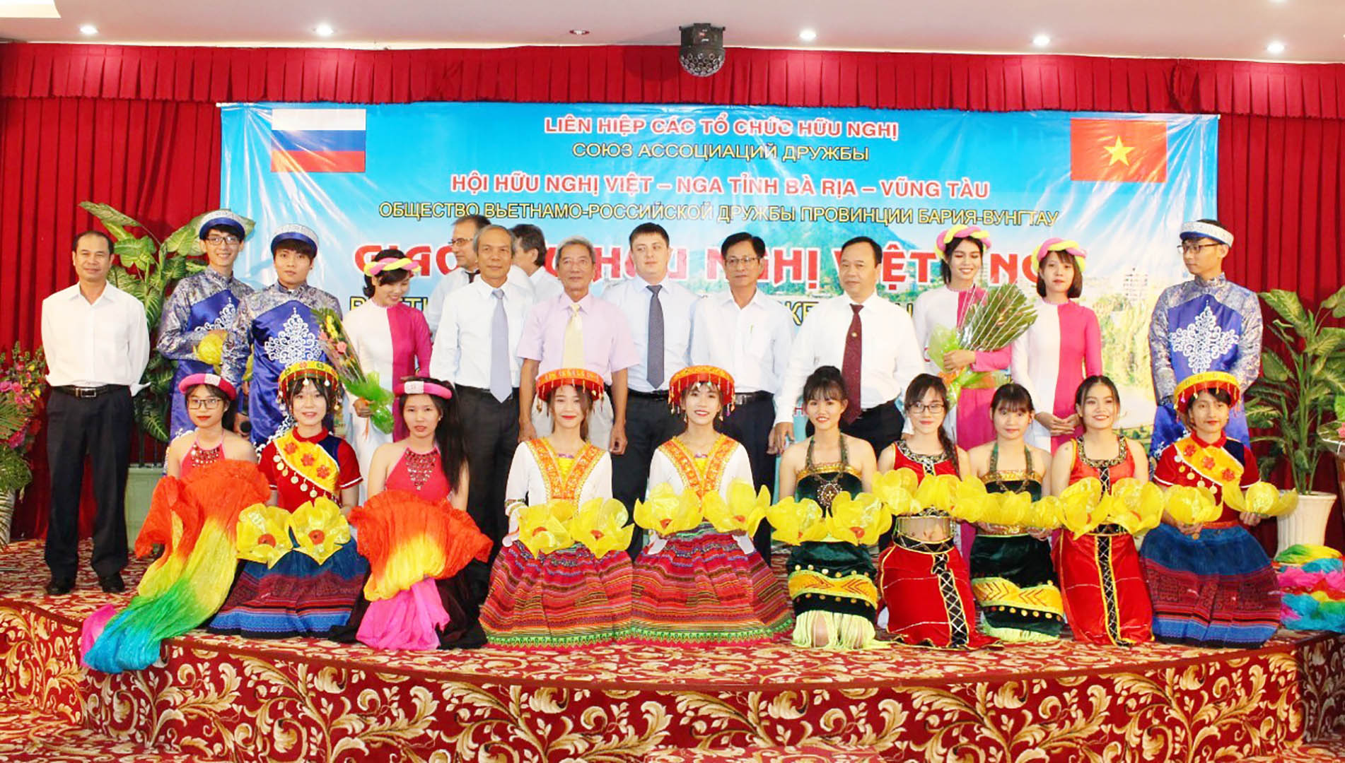 Các đại biểu người Việt-Nga chụp hình lưu niệm trong một chương trình giao lưu hữu nghị.