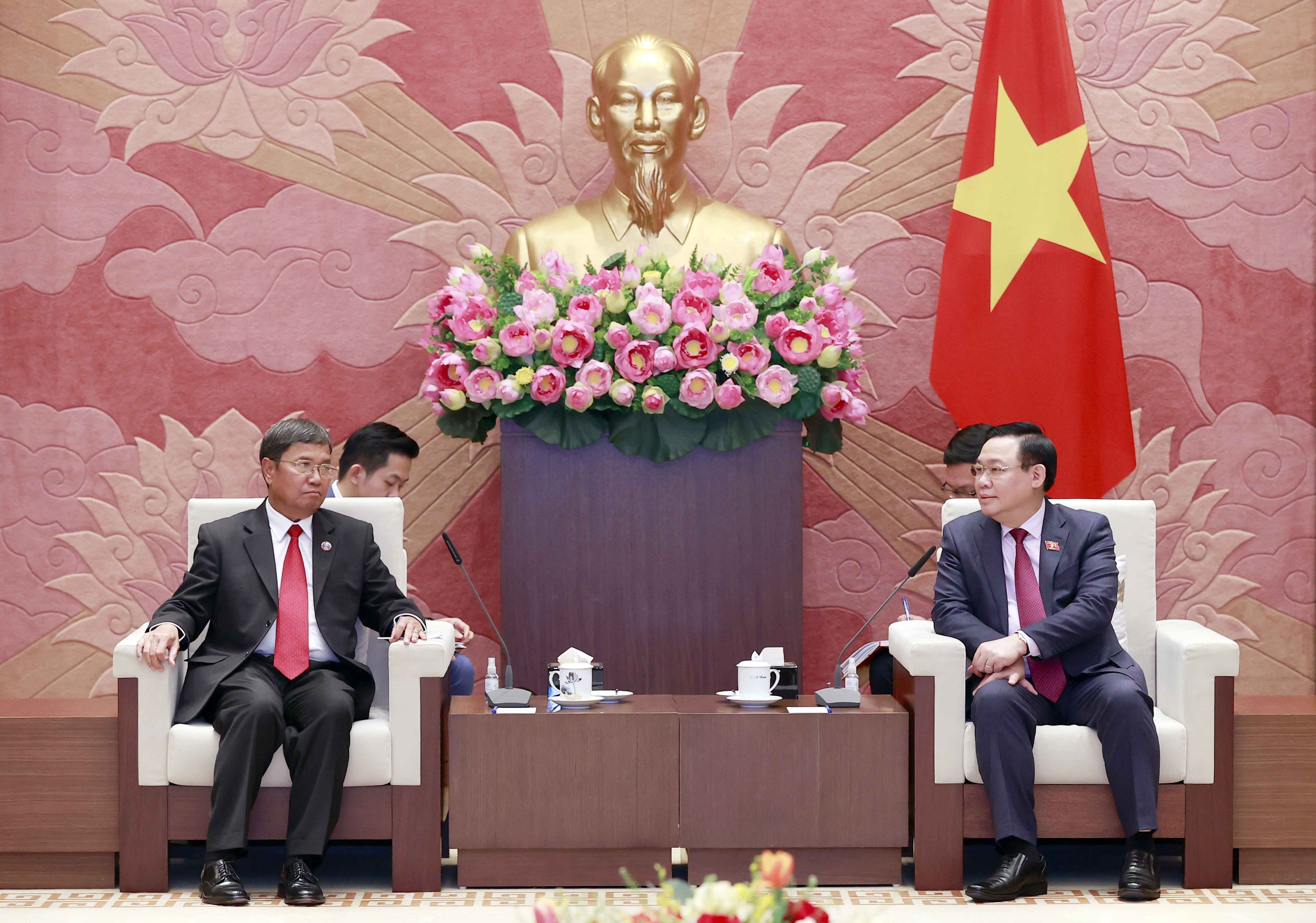 Chủ tịch Quốc hội Vương Đình Huệ tiếp Phó Chủ tịch Quốc hội Lào Khambay Damlath. Ảnh: DOÃN TẤN
