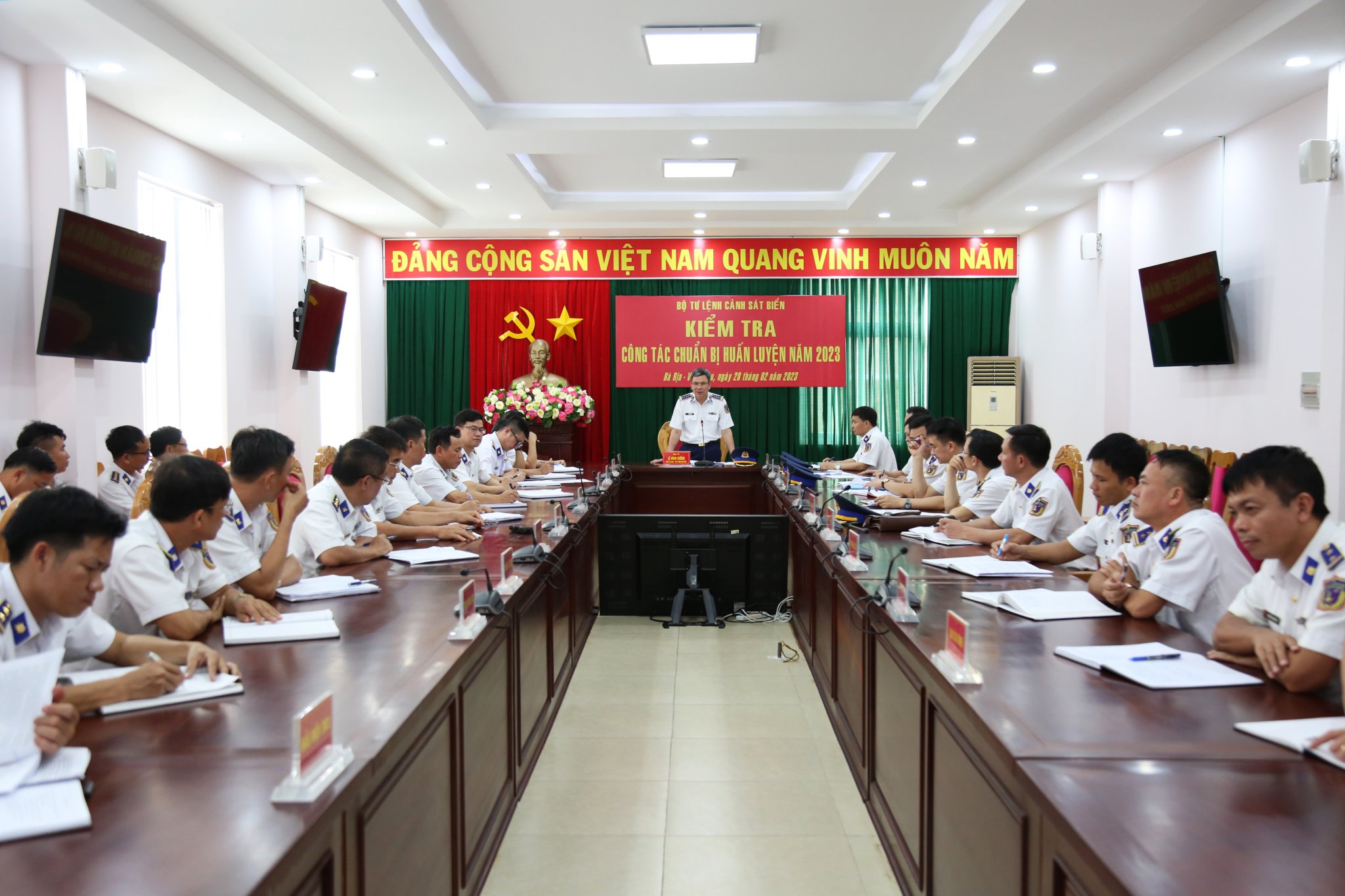 Đại tá Lê Đình Cường, Phó Tư lệnh, Tham mưu trưởng CSB Việt Nam phát biểu tại buổi kiểm tra.