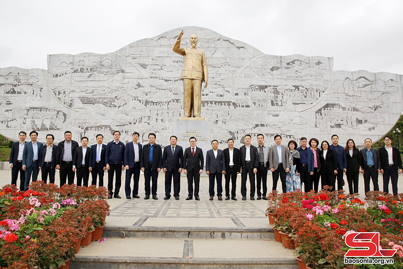 Đoàn công tác Báo Nhân dân dâng hương Đền thờ Bác Hồ và thăm Khu di tích lịch sử Quốc gia đặc biệt Nhà tù Sơn La