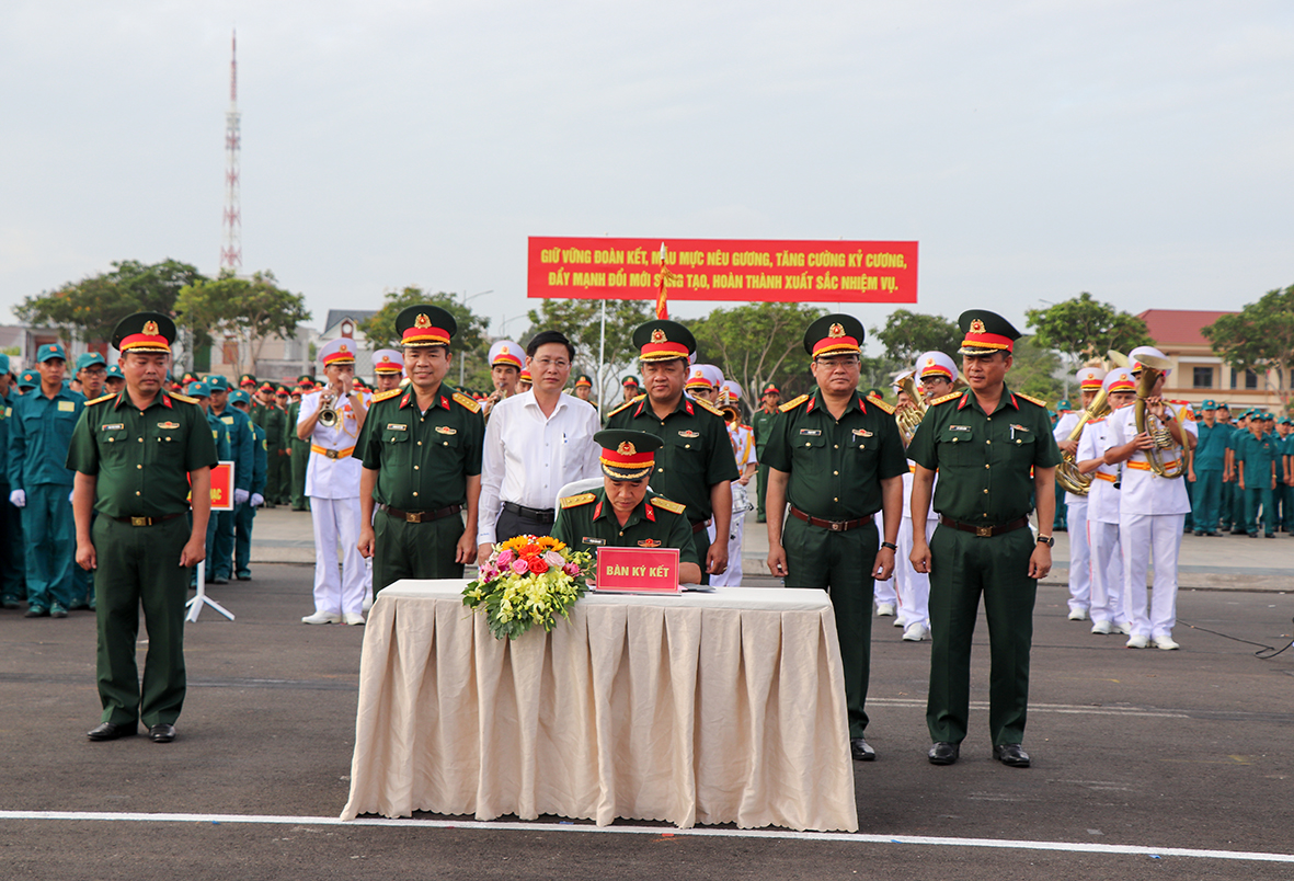 Các đơn vị ký giao ước thi đua mùa huấn luyện năm 2023.