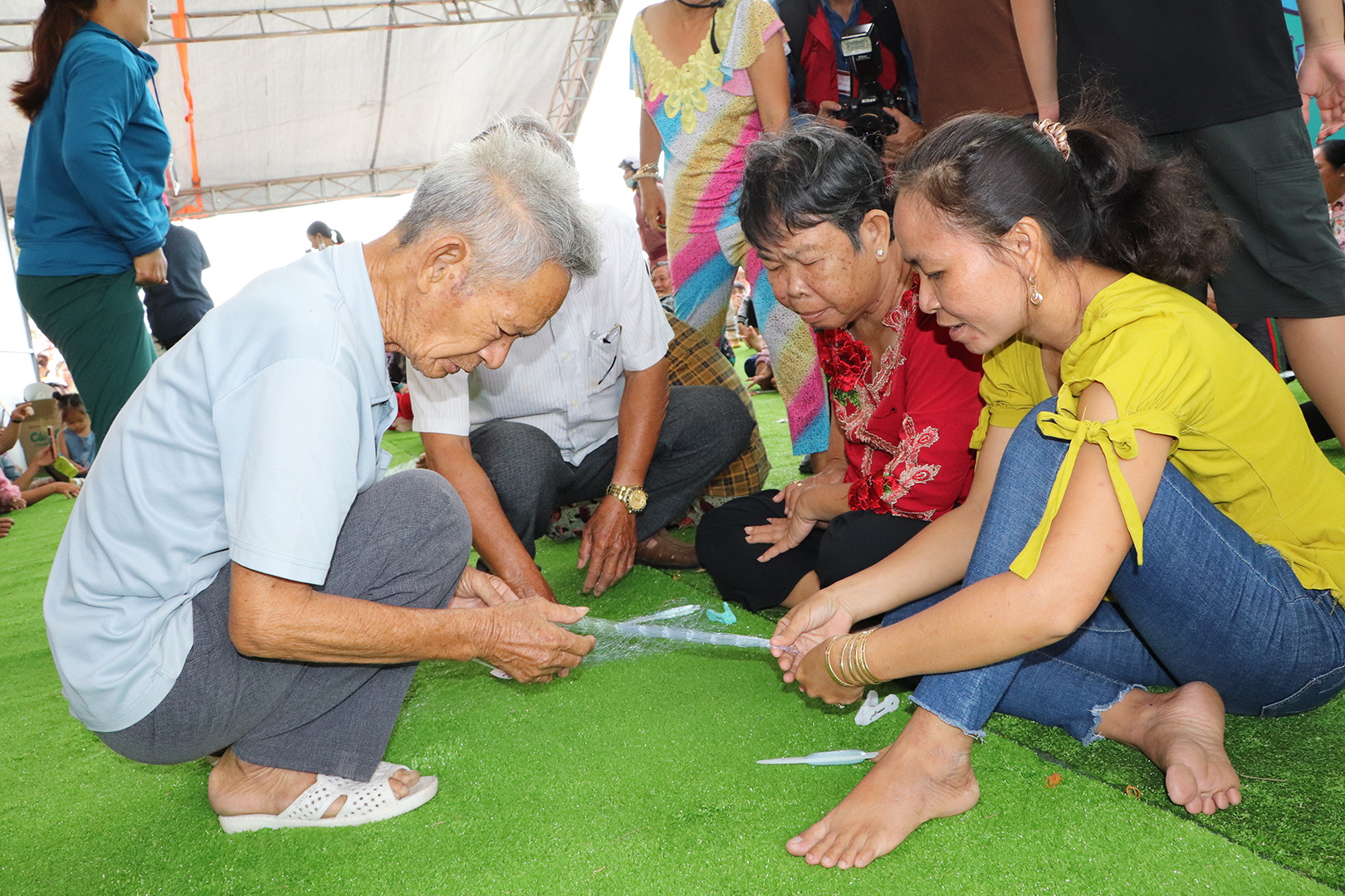 Ban giám khảo kiểm đếm các mắt lưới.