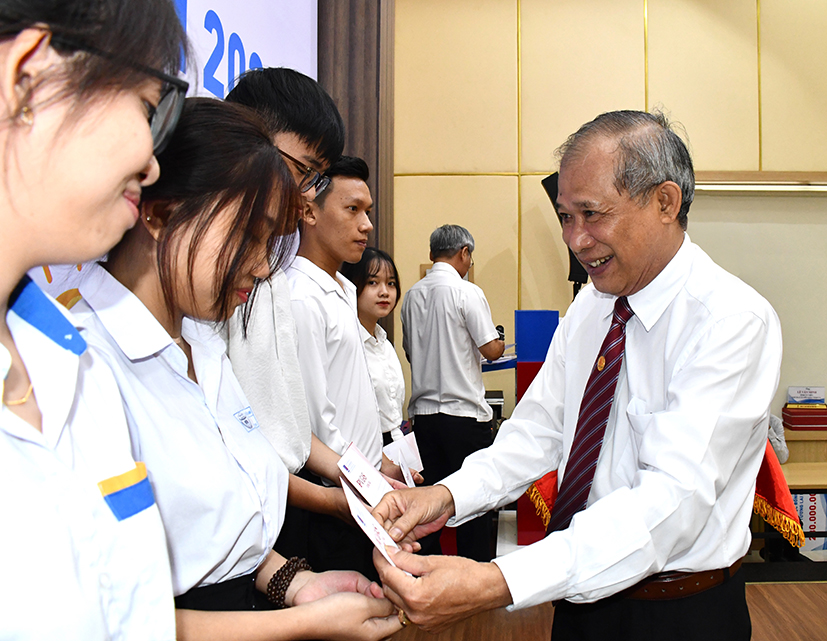 Ông Lương Đức Đích, Chủ tịch Hội Khuyến học tỉnh trao học bổng “Thắp sáng tương lai” do Công ty Chế biến khí Vũng Tàu tài trợ cho HS-SV.