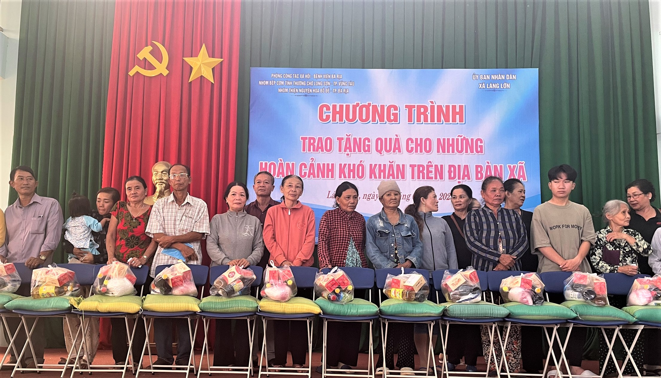 Đại diện chính quyền, các đơn vị tài trợ trao quà cho gia đình có hoàn cảnh khó khăn tại xã Láng Lớn (huyện Châu Đức).