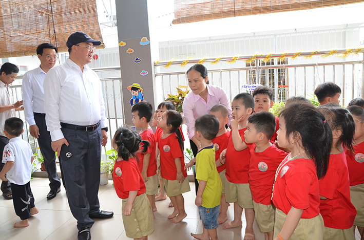 Ông Hoàng Vũ Thảnh, Chủ tịch UBND TP.Vũng Tàu kiểm tra tại lớp Mẫu giáo Cư Hiệp (đường 30/4, phường Rạch Dừa).