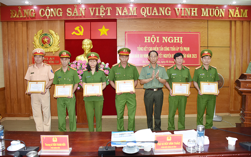 Đại tá Bùi Văn Thảo, Giám đốc Công an tỉnh cũng đã tặng giấy khen đối với 12 tập thể, 25 cá nhân có thành tích xuất sắc trong cao điểm. 