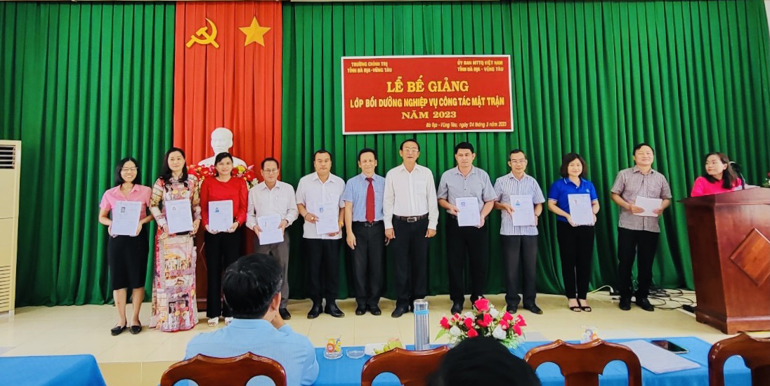 Lãnh đạo UBMTTQ Việt Nam tỉnh và Trường Chính trị tỉnh trao giấy chứng nhận cho các học viên.