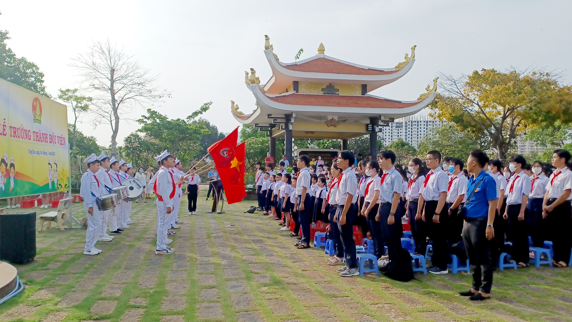 Toàn cảnh buổi Lễ Kết nạp Đội và lễ Trưởng thành Đội cho học sinh tiêu biểu.