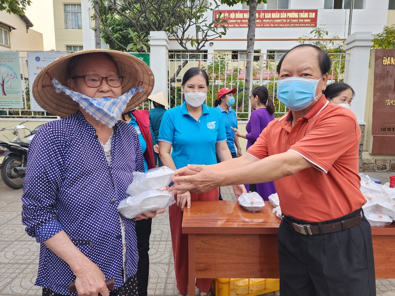 Đại diện Tổ Dân vận Khu phố 5 trao phần ăn sáng tới tận tay người khó khăn