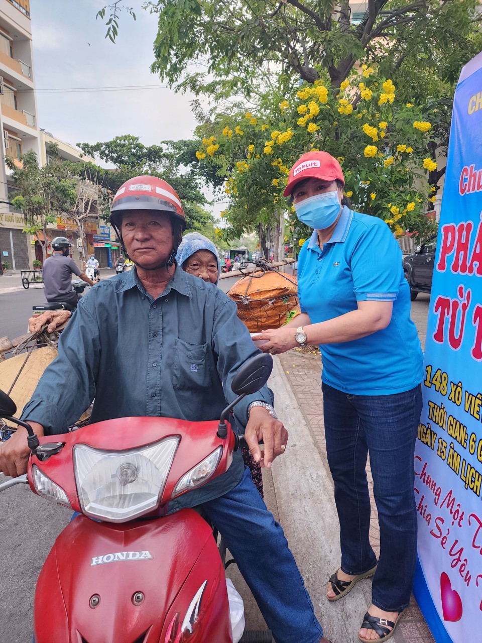  Bà Nguyễn Thị Men, Bí thư chi bộ khu phố 5, phường Thắng Tam trao bữa sáng đến người dân.