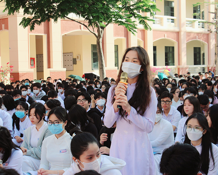 Các em HS hào hứng tham gia đặt câu hỏi cho Ban tư vấn.