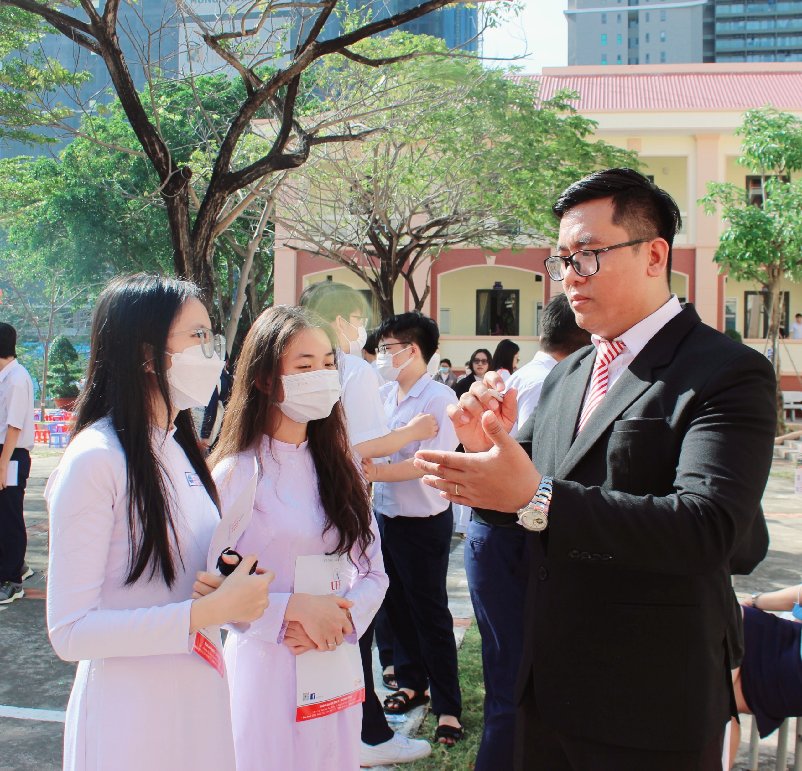 Sau phần tư vấn chung, các em HS được đại diện của các trường ĐH-CĐ tư vấn riêng một cách kỹ càng.