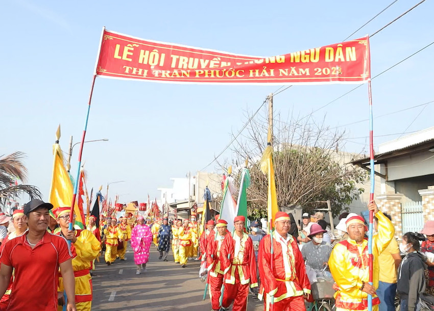 Đoàn lễ Nghinh thủy thần với cờ lộng, ngai vàng tiến hành làm lễ nghinh đón Thần Nam Hải tại Lễ Nghinh Ông Nam Hải năm 2023.
