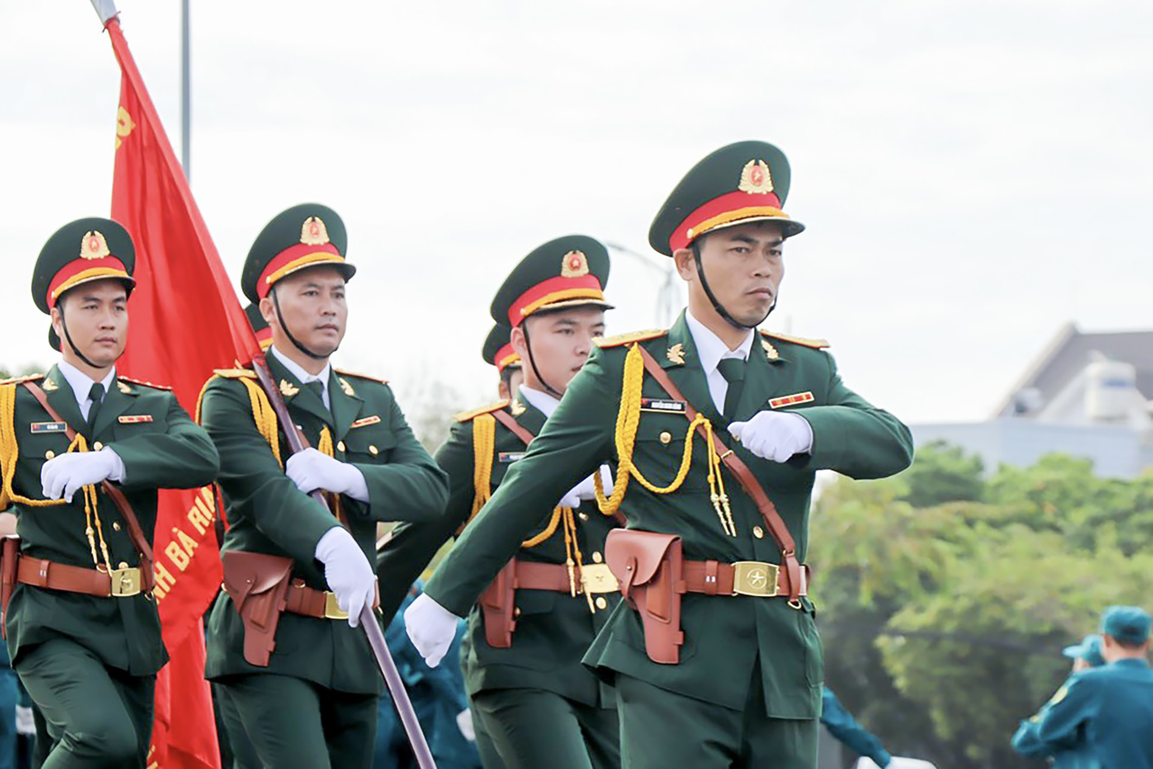 Đội ngũ sĩ quan Bộ CHQS tỉnh duyệt binh trong lễ ra quân huấn luyện năm 2023.