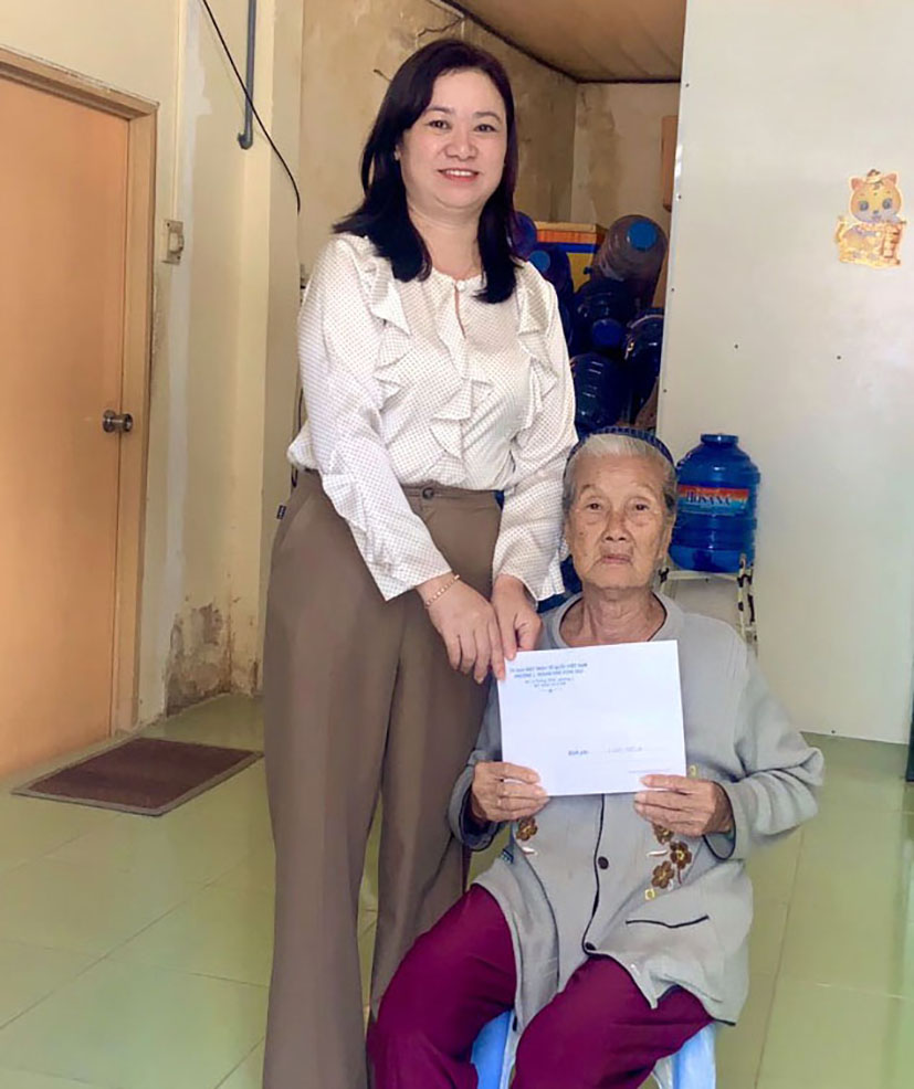 Bà Nguyễn Thị Minh, Chủ tịch UBMTTQ Việt Nam phường 1, TP. Vũng Tàu trao tiền hỗ trợ bà Trần Thị Anh.