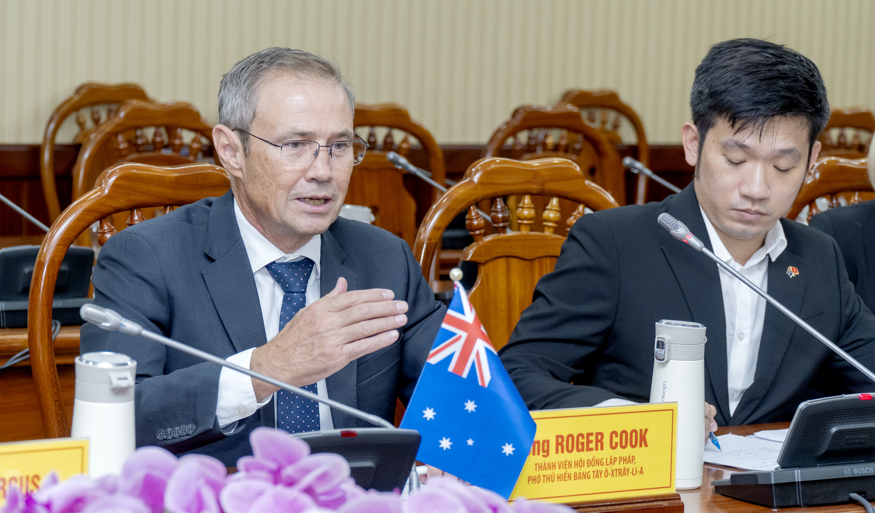 Ông Roger Cook, thành viên Hội đồng Lập pháp, Phó Thủ hiến Bang Tây Australia phát biểu tại buổi làm việc.