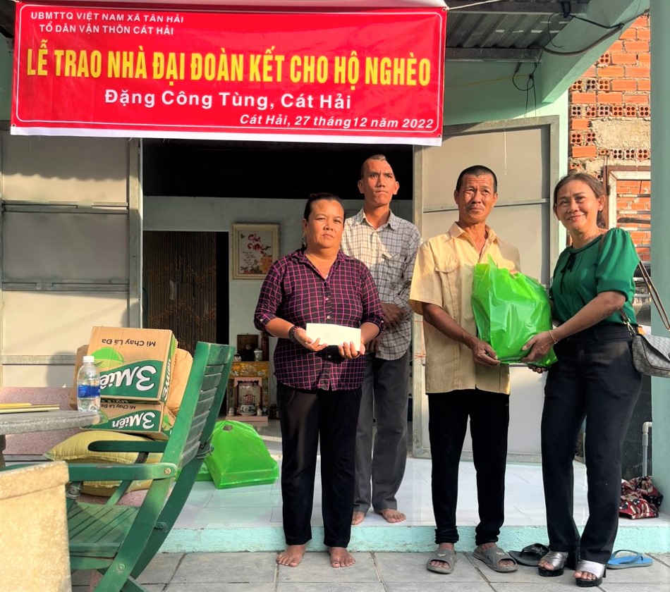 Ngôi nhà đại đoàn kết từ sự vận động của bà Lê Thị Thê (bìa phải) và Ban điều hành thôn Cát Hải được bàn giao cho gia đình nghèo.