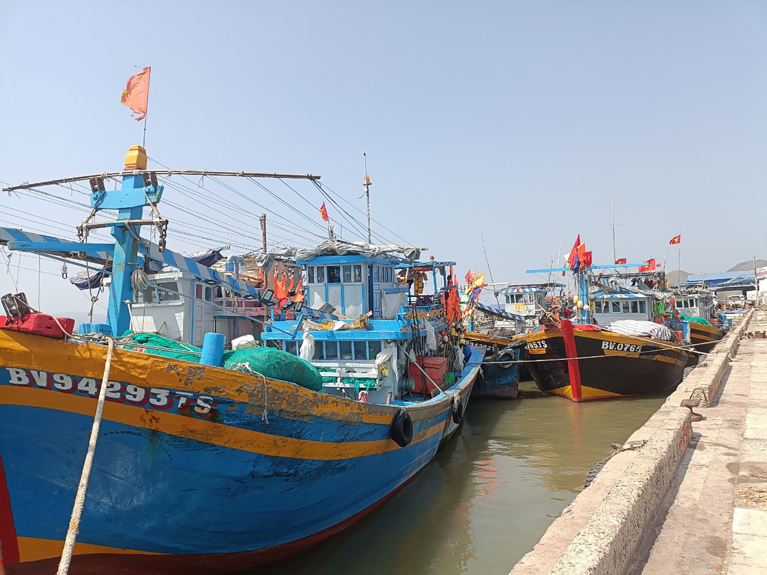 Biển động, tàu cá vào bờ tránh gió ở Cảng Hưng Thái (xã Phước Hưng, huyện Long Điền).