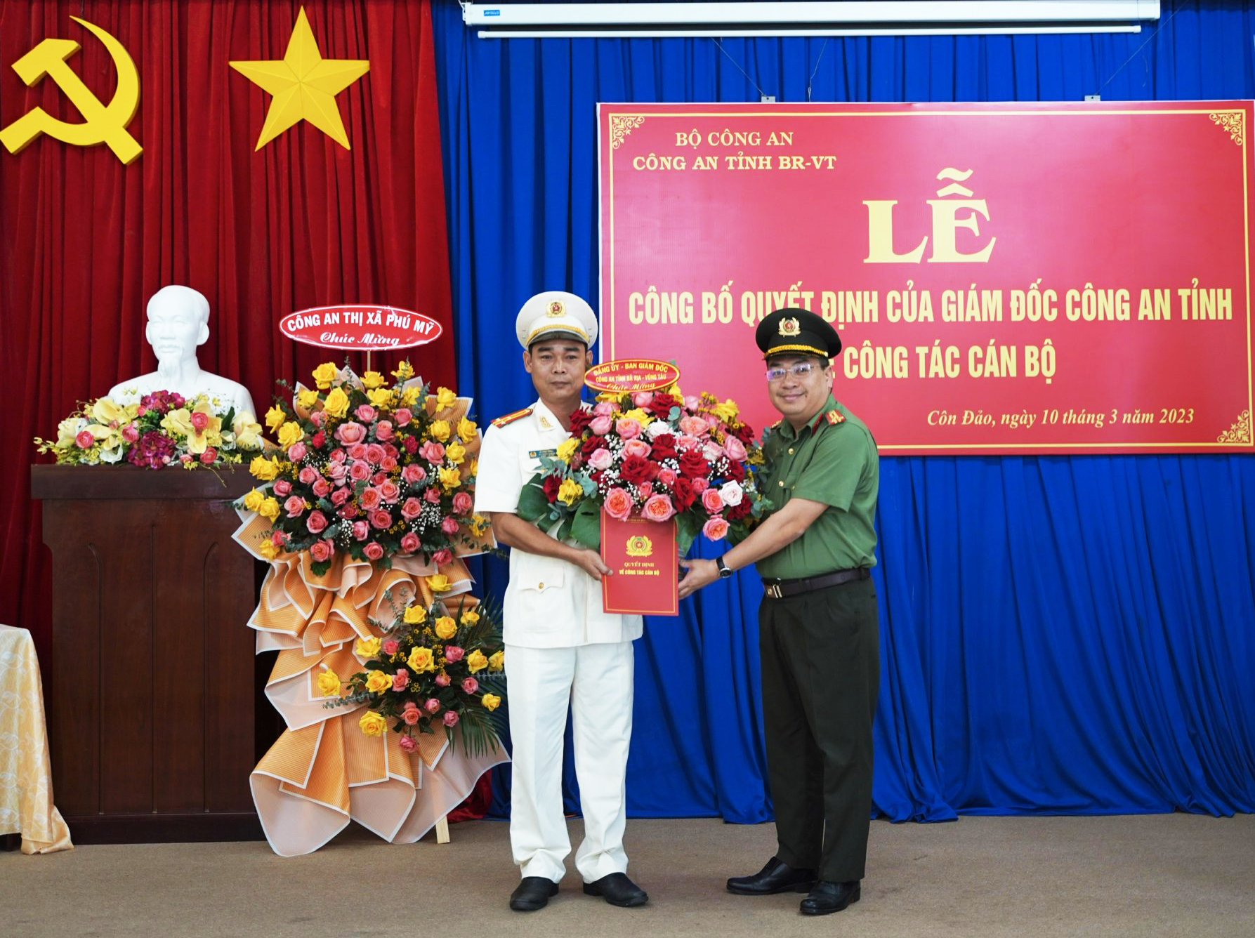 Thượng tá Lương Đức Minh, Phó Giám đốc Công an tỉnh trao Quyết định và tặng hoa chúc mừng Thượng tá Võ Minh Thuận nhận nhiệm vụ Trưởng Công an huyện Côn Đảo.