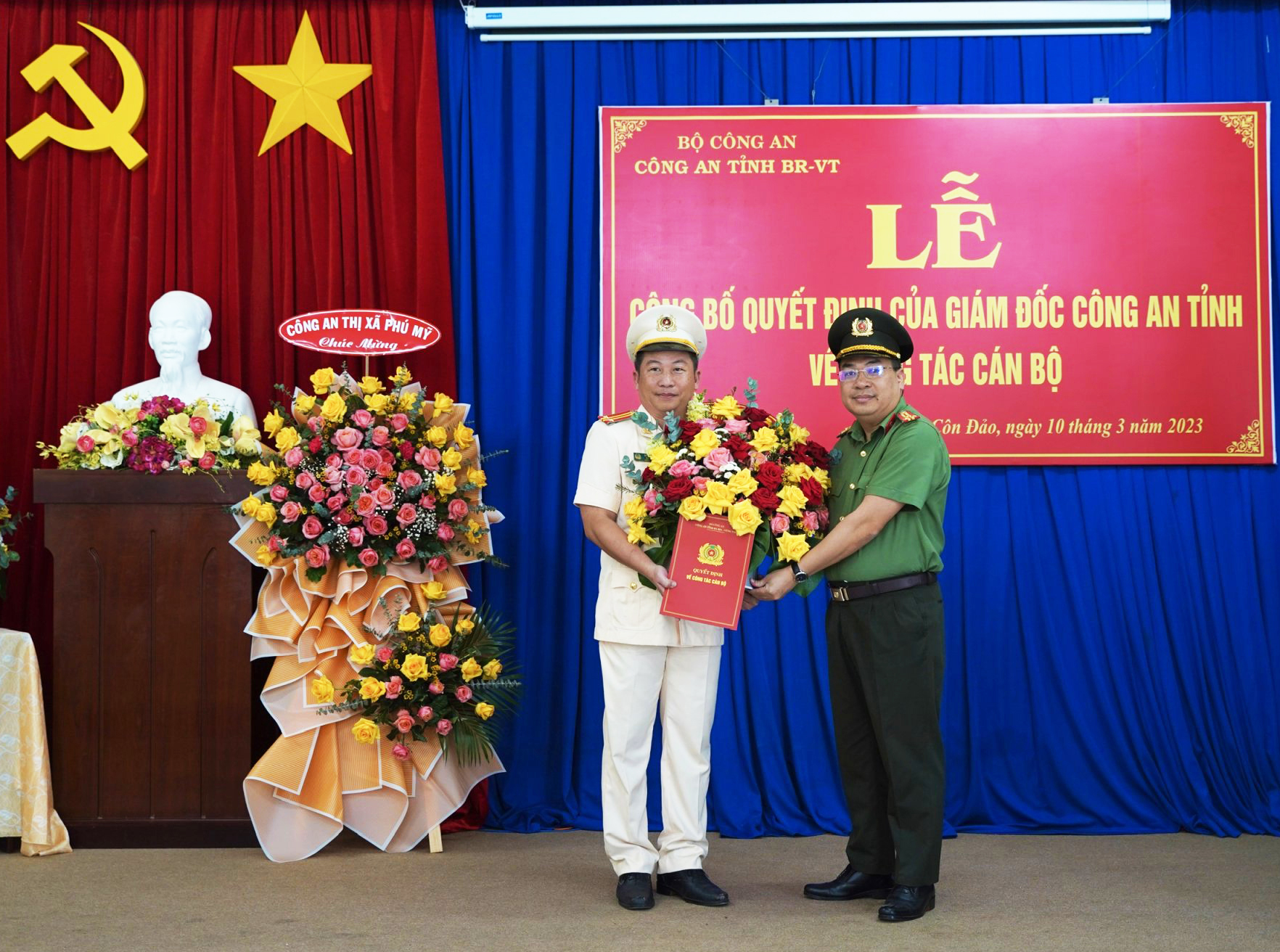 Thượng tá Lương Đức Minh, Phó Giám đốc Công an tỉnh trao Quyết định và tặng hoa chúc mừng Trung tá Đỗ Tiến Thành nhận nhiệm vụ Phó Trưởng Công an huyện Côn Đảo.