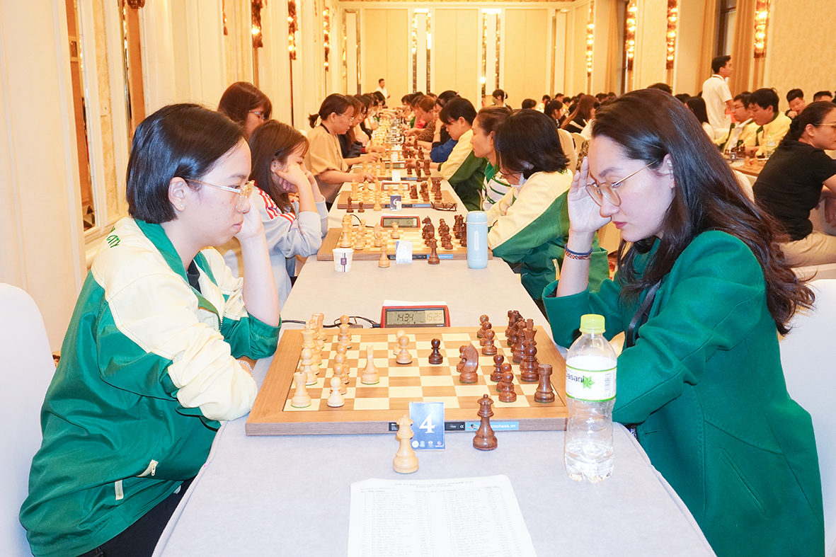 Võ Thị Kim Phụng, (bên trái) thi đấu xuất sắc và giành được huy chương Vàng nội dung cờ tiêu chuẩn.