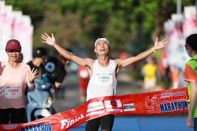 VĐV về đích tại Giải vô địch quốc gia Marathon và cự ly dài Báo Tiền Phong lần thứ 63, năm 2022 được tổ chức ở huyện Côn Đảo, Bà Rịa-Vũng Tàu.