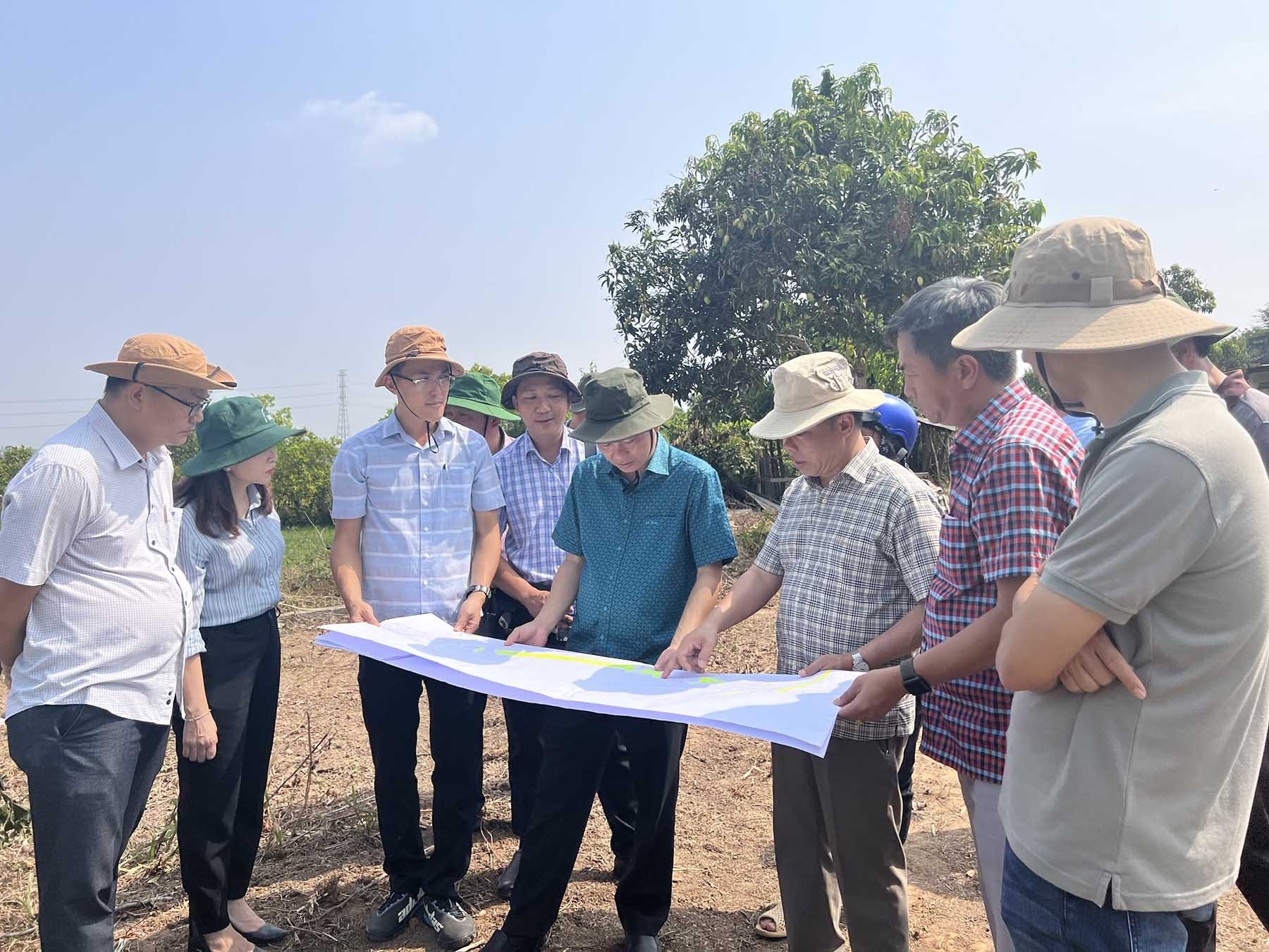 Ông Trần Văn Tuấn, Bí thư Thành ủy Bà Rịa (giữa), khảo sát thực địa Dự án thành phần 3, thuộc Dự án đầu tư xây dựng Đường bộ cao tốc Biên Hòa - Vũng Tàu (giai đoạn 1) đoạn qua TP.Bà Rịa.