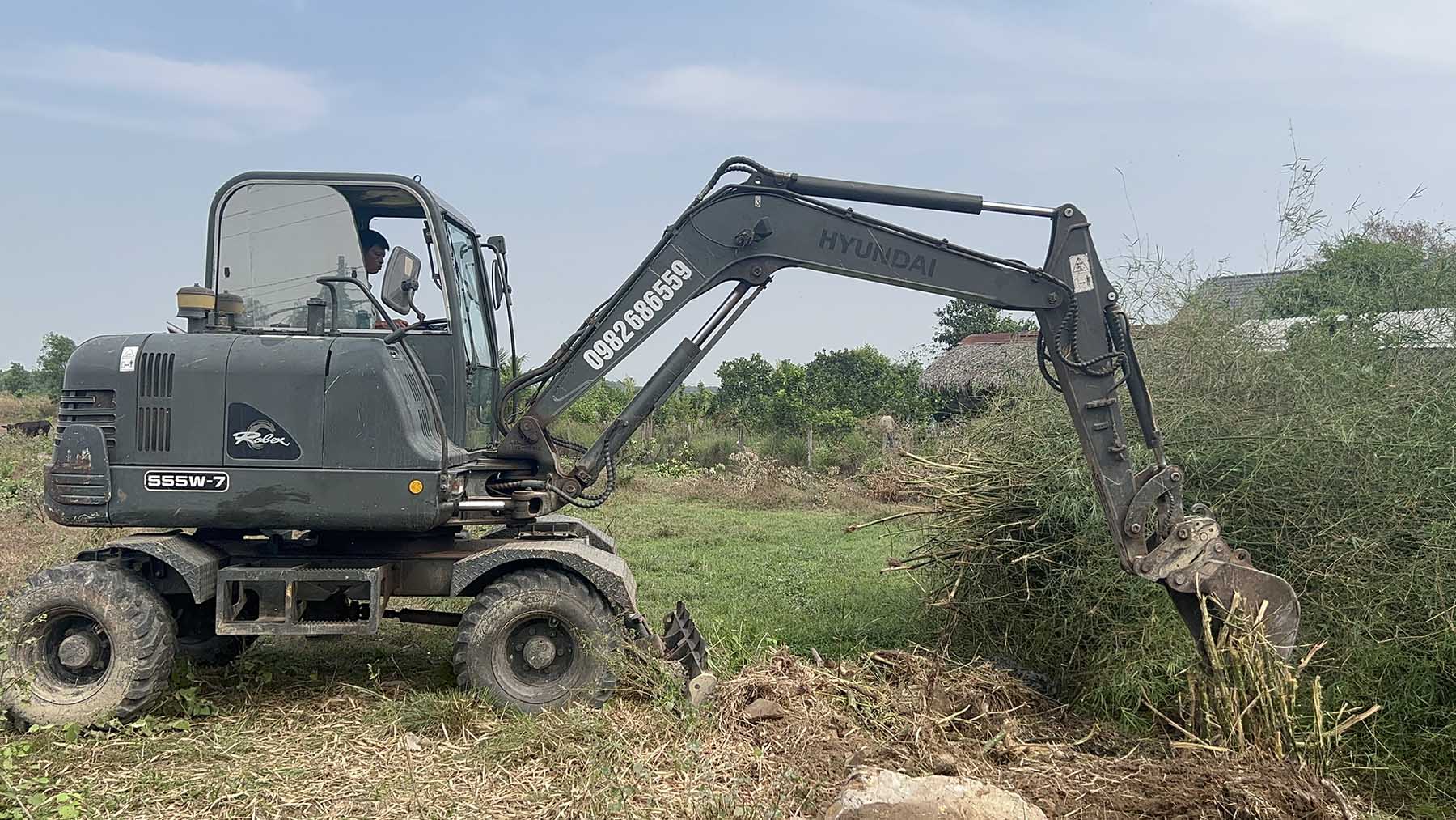 Các hộ dân bàn giao mặt bằng thuộc dự án cho chủ đầu tư quản lý.