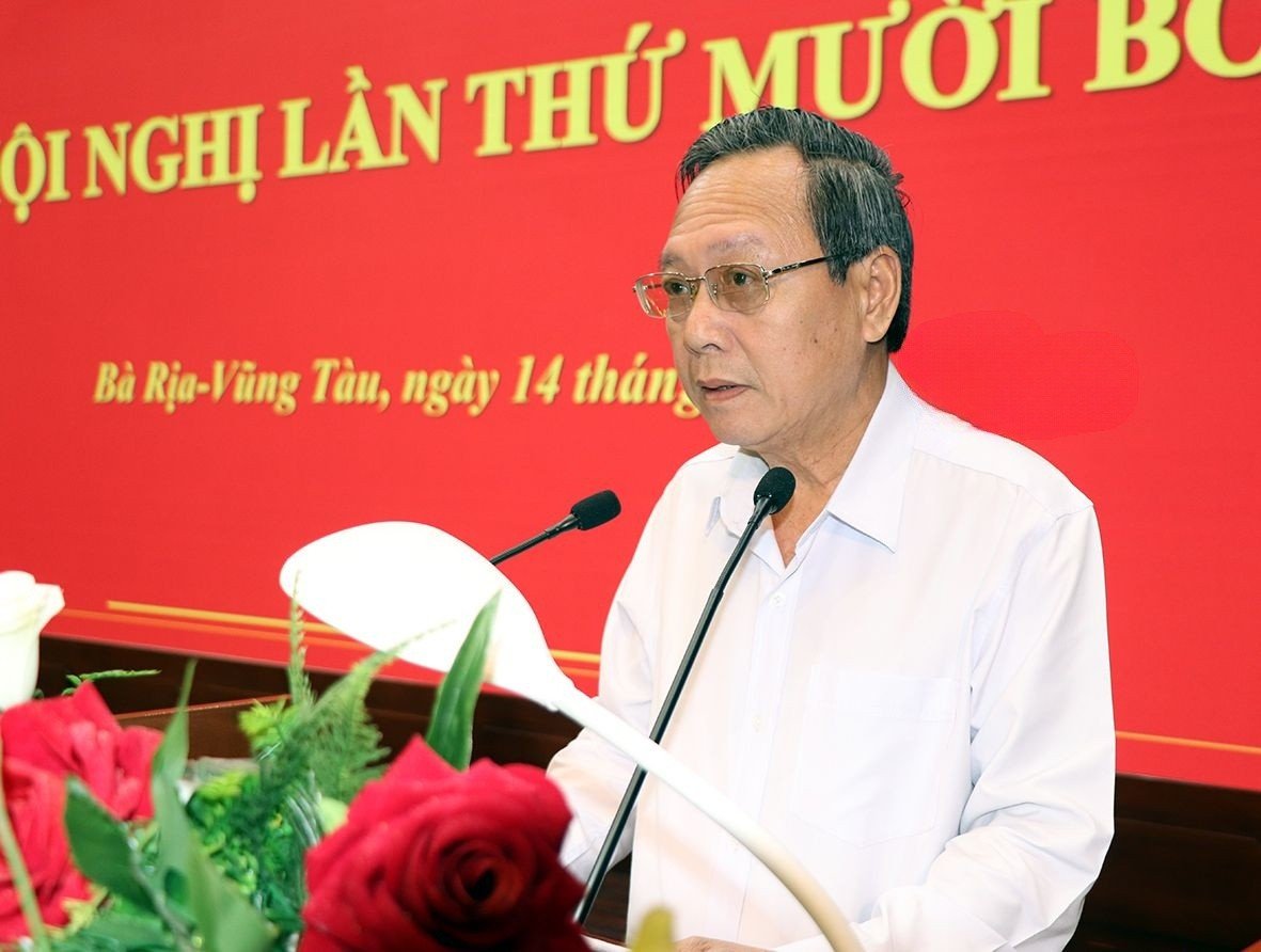 Ông Huỳnh Bách Chiến, Phó Trưởng Ban Tổ chức Tỉnh ủy trình bày nội dung Tờ trình.