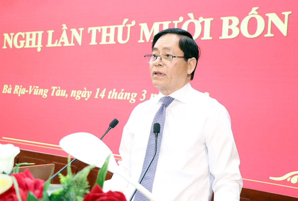 Ông Phạm Viết Thanh, Ủy viên Trung ương Đảng, Bí thư Tỉnh ủy, Chủ tịch HĐND tỉnh phát biểu tại Hội nghị.