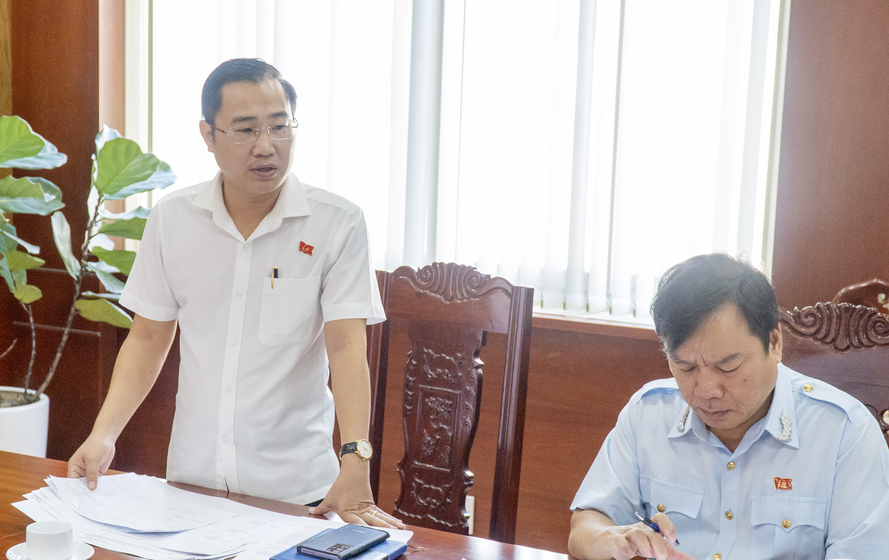Ông Lê Xuân Tú, Trưởng Ban Dân vận Thành ủy Vũng Tàu, Phó Trưởng Ban thường trực BCĐ điều hành thảo luận, cho ý kiến đối với các vướng mắc, khó khăn trong công tác GPMB nêu lên tại cuộc họp.