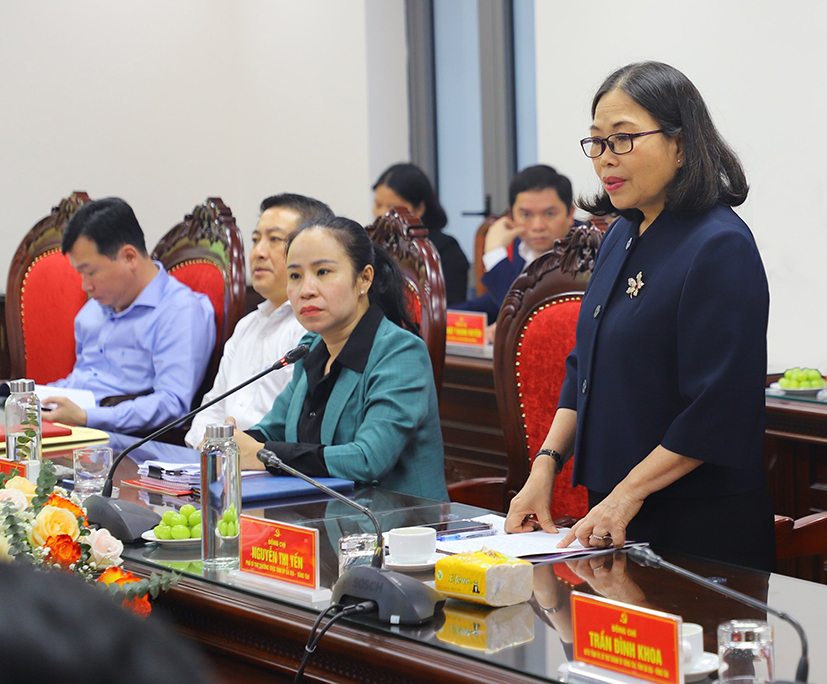 Bà Nguyễn Thị Yến, Phó Bí thư Thường trực Tỉnh ủy trao đổi tại buổi làm việc với Ban Thường vụ Huyện ủy Thạch Thất.