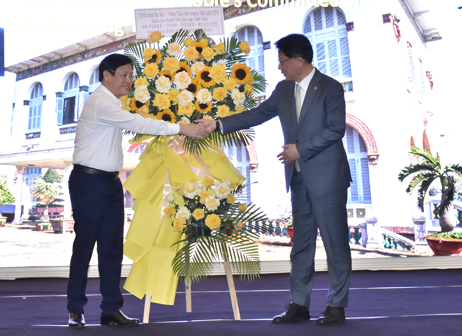 Ông Lê Ngọc Khánh, Phó Chủ tịch UBND tỉnh tham dự và tặng hoa chúc mừng hội nghị